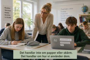 Lärare vägleder elever som arbetar både med penna och papper och med AI i ett modernt klassrum. Bilden illustrerar att digitalisering i skolan handlar om hur tekniken används – inte om att välja bort den.