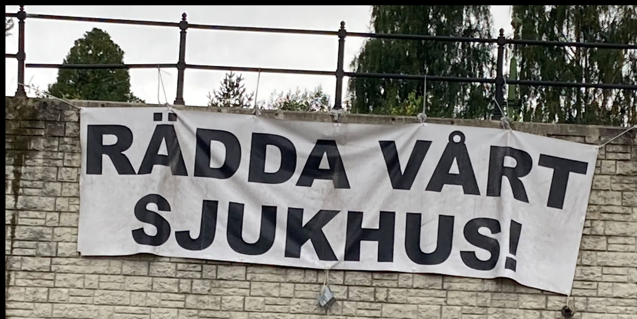 Bild av banderoll med orden "Rädda vårt sjukhus!"