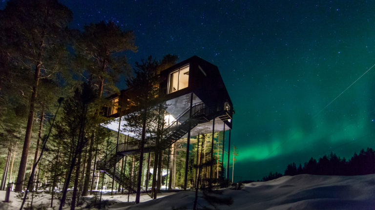 Trädhotellsviten 7th Room i Harads upplyst under norrsken en vinterkväll. Bilden illustrerar hur lokalt entreprenörskap och nytänkande kan skapa internationellt uppmärksammade besöksmål.