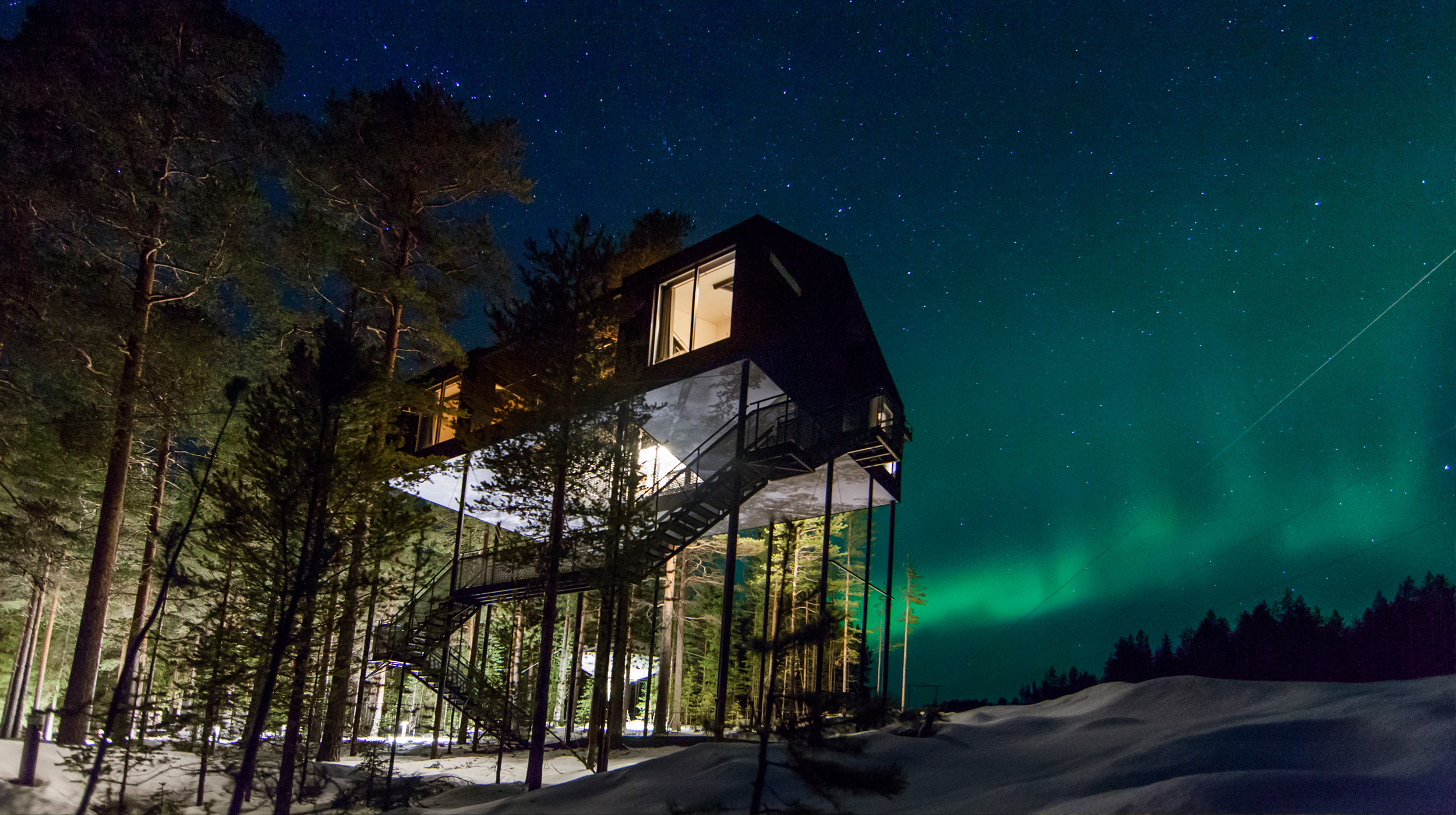 Trädhotellsviten 7th Room i Harads upplyst under norrsken en vinterkväll. Bilden illustrerar hur lokalt entreprenörskap och nytänkande kan skapa internationellt uppmärksammade besöksmål.