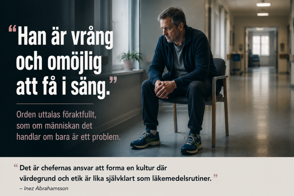 Man i vårdmiljö sitter ensam med blicken riktad nedåt. Bilden illustrerar hur patienter riskerar att förlora sin värdighet när bemötande och värdegrund brister inom vård och omsorg.